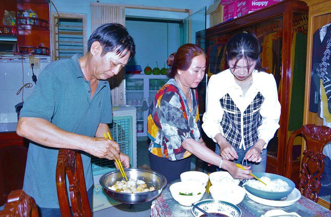 Phương Nhi phụ giúp ba mẹ nấu bữa cơm trước ngày lên đường nhập ngũ.