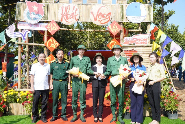Hai enh em song sinh Nguyễn Tiến Thành và Nguyễn Tiến Đạt viết đơn tình nguyện nhập ngũ và đều trúng tuyển