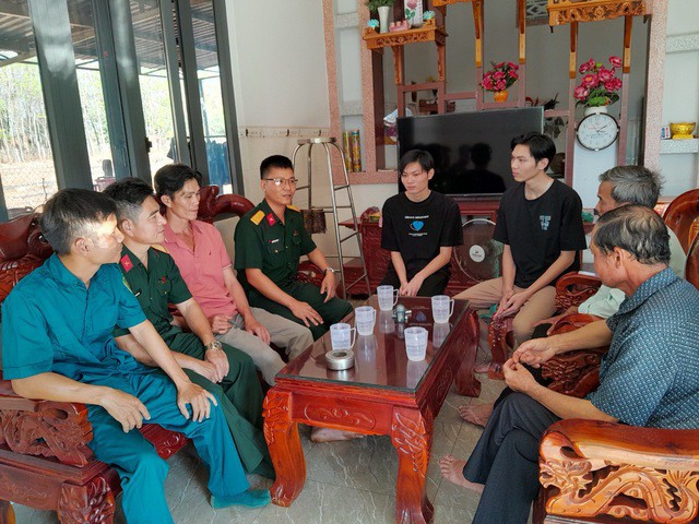 Ban Chỉ huy Quân sự huyện Phú Riềng đến nhà động viên gia đình 2 em Thành và Đạt