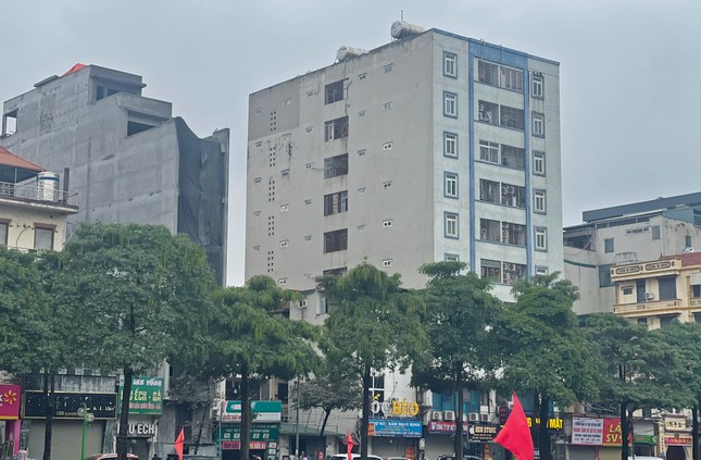 CCMN số 166+168 đường Khương Đình, Hạ Đình (Thanh Xuân, Hà Nội) do ông Nguyễn Mạnh Tiến làm chủ đầu tư vi phạm quy định về PCCC. Được biết, tòa CCMN này cao 10 tầng, chia nhỏ thành hàng trăm căn hộ với diện tích từ 20 – 50 m2.