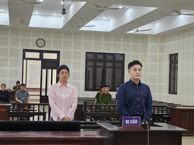 Nữ đệ tử Nguyễn Quỳnh Trâm Khanh cùng sư phụ Nguyễn Gia Thuận trước tòa