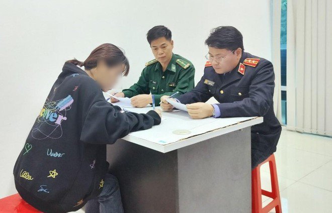 Lực lượng BĐBP Cao Bằng và VKSND huyện Trùng Khánh làm việc với Lê Thị Mỹ Hạnh