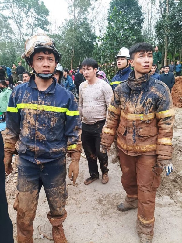 Quần áo bảo hộ của Cảnh sát PCCC và CNCH bị bùn đất bám chặt.