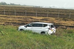 Tin tức trong ngày - Ôtô bị tông văng khỏi cao tốc do khói đốt đồng che tầm nhìn