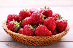 Dâu tây chín rộ, giá rẻ nhưng dễ bị mốc hỏng, nên học cách này để bảo quản được lâu