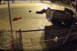 Tin tức trong ngày - Đang quét rác, nữ lao công bị xe máy tông chấn thương sọ não