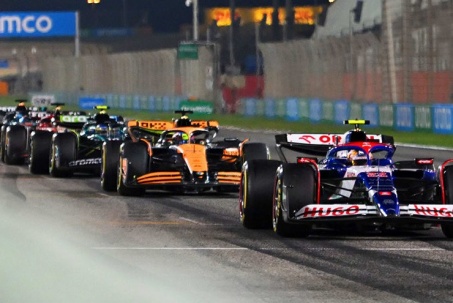 Đua xe F1 sắp khai cuộc ở Bahrain: Đội đua nào dẫn đầu đợt chạy thử nghiệm?