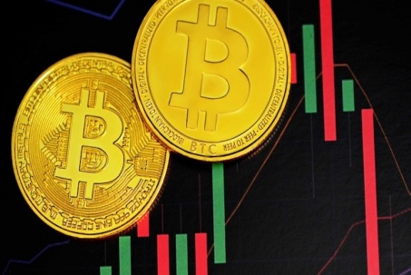Bitcoin bất ngờ tăng "phi mã" lên 56.000 USD, đã rất gần "đỉnh" lịch sử