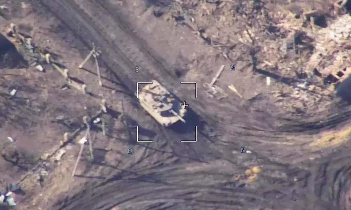 Một chiếc M1 Abrams di chuyển đơn độc bị UAV trinh sát Nga phát hiện ở tiền tuyến.