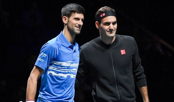 Djokovic (áo xanh) hơn Federer (áo đen) đúng 2 năm giữ ngôi đầu bảng xếp hạng ATP