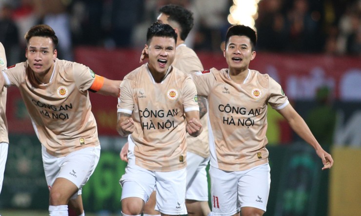 Quảng Hải (giữa) ghi bàn thắng thứ 4 V-League 2023/2024 cho CAHN