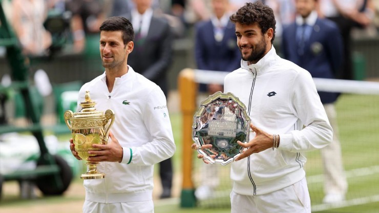 Berrettini (bên phải) chỉ chịu thua Novak Djokovic (trái) tại chung kết Wimbledon 2021