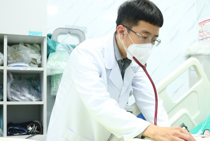 PGS.TS Mai Duy Tôn thăm khám cho bệnh nhân đột quỵ điều trị tại Trung tâm.