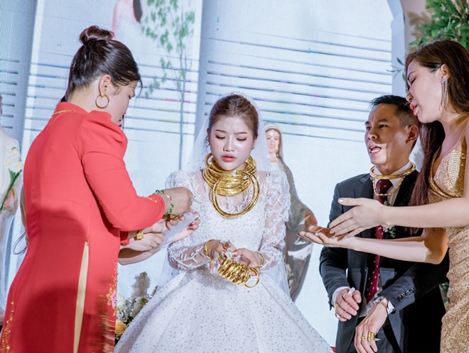 Mẹ cô dâu mang cả túi nilon vàng lên sân khấu trao cho con gái