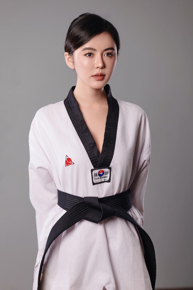 Nguyễn Lê Thảo Uyên (sinh năm 1997, quê Lâm Đồng) được biết đến với biệt danh 'hot girl võ thuật'. 
