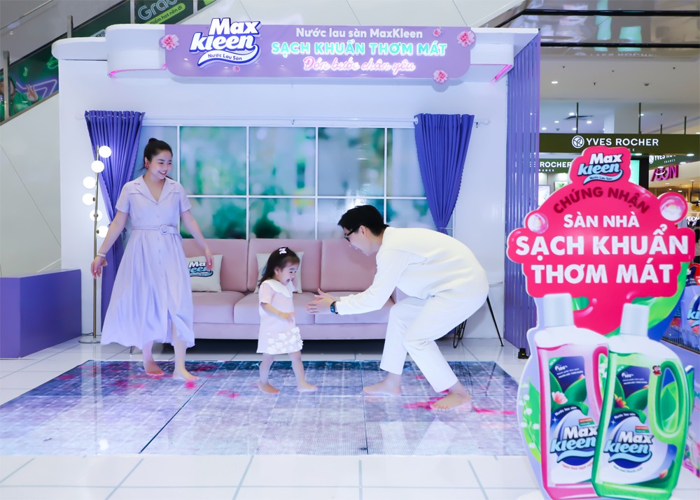 Gia đình nhỏ của người mẫu - diễn viên Bùi Khánh Hà cùng khoảnh khắc tương tác vô cùng đáng yêu khi tham gia hoạt động đi chân trần trên sàn nhà, ngằm nhìn những bông hoa nở rộ dưới mỗi bước chân.