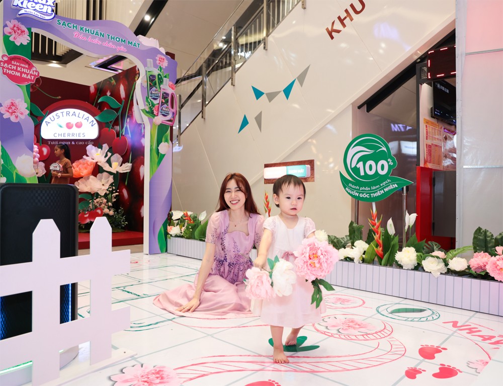 Hai mẹ con beauty blogger Mai Vân Trang vô cùng hào hứng khi cùng nhau vui chơi tại khu vực “Con đường sạch khuẩn”.