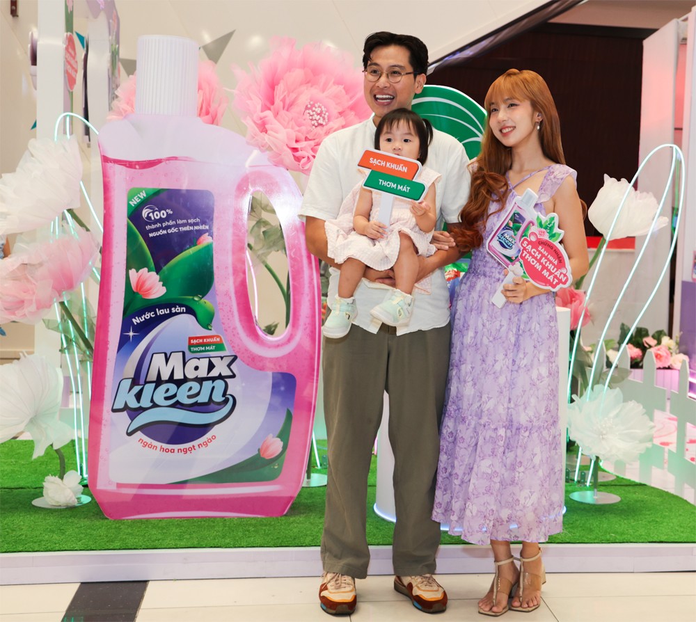 Trong khu vườn đầy hoa xinh xắn, gia đình chuyện nhà Đậu đã tranh thủ check-in khi ghé đến sự kiện.