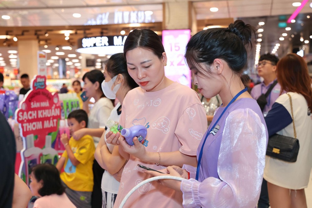 Chuỗi hoạt động cực thú vị và sáng tạo của Nước lau sàn MaxKleen đã thu hút được nhiều người tiêu dùng tham gia và lắng nghe tư vấn.