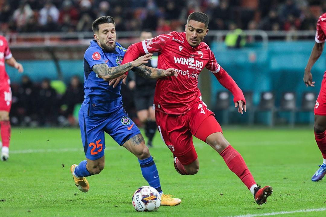 Lucas Alves (áo đỏ) từng khoác áo Dinamo București, đội bóng nổi tiếng của Romania. (Ảnh: Vasile Mihai-Antonio/Getty)