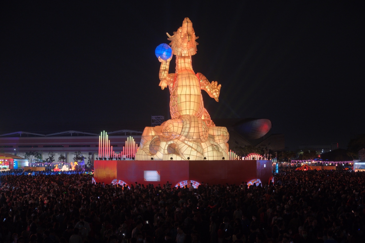 Chiếc đèn lồng chính cao 22 mét mang tên “Dragon comes to Taiwan” (Rồng đến Đài Loan) khi được thắp sáng sẽ là hình ảnh nổi bật nhất trong khu vực này. Ảnh: Nick M