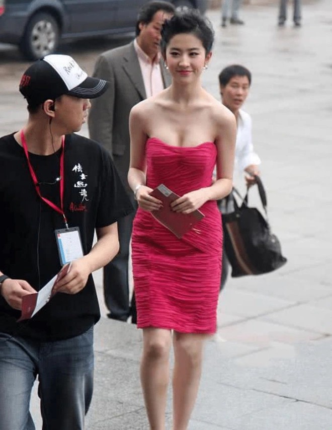 Lưu Diệc Phi mặc váy cúp khoe dáng ở UAE, U40 mà trẻ đẹp như thiếu nữ - 17