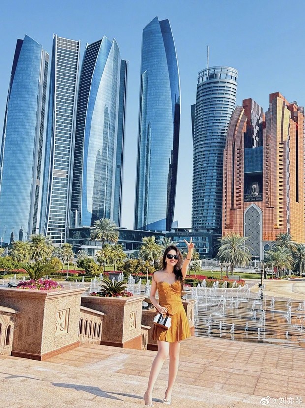 Lưu Diệc Phi mặc váy cúp khoe dáng ở UAE, U40 mà trẻ đẹp như thiếu nữ - 2
