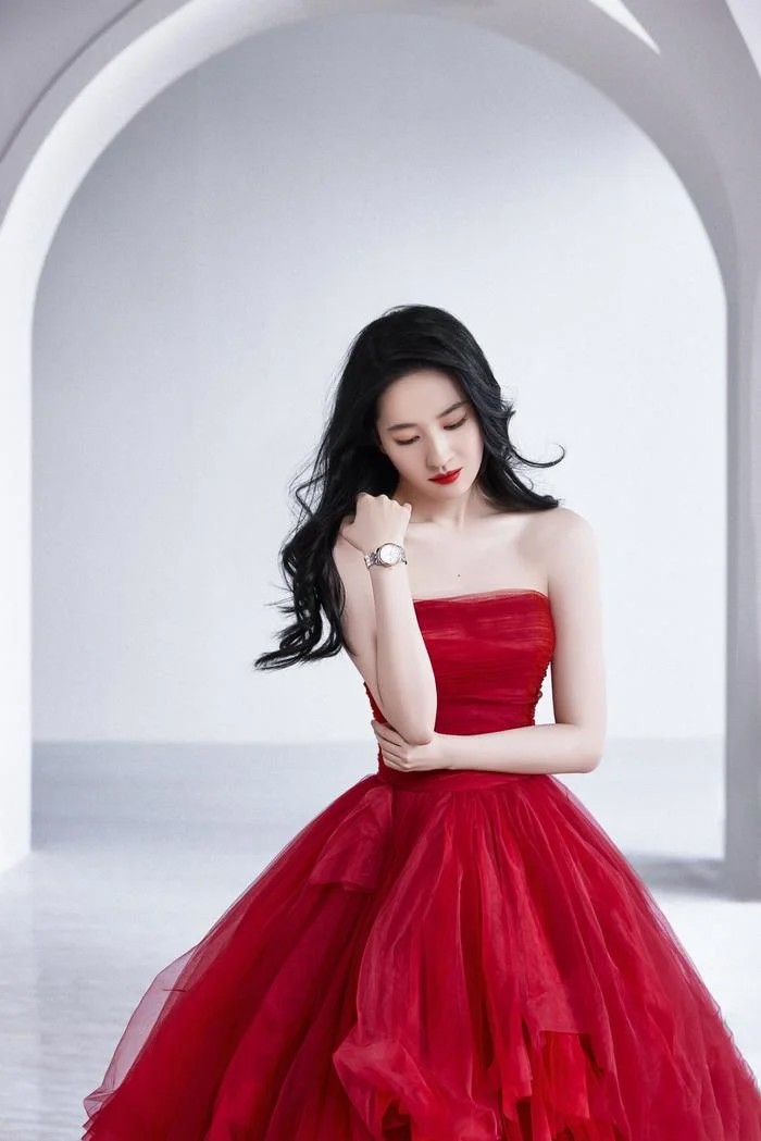 Xuất hiện trong một chiến dịch quảng bá của một thương hiệu, Lưu Diệc Phi gây ấn tượng với&nbsp;bộ váy đỏ cúp ngực bồng bềnh.
