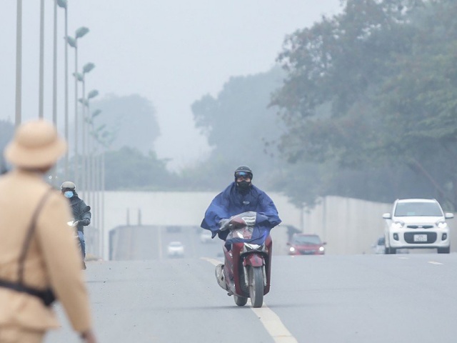 Tin tức trong ngày - CSGT xử lý hàng loạt xe máy đi vào làn ô tô trên Đại lộ Thăng Long