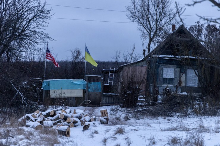 Một ngôi nhà treo cờ Ukraine và Mỹ ở làng Rubizhne (tỉnh Kharkiv) vào tháng 12-2023. Ảnh: THE NEW YORK TIMES