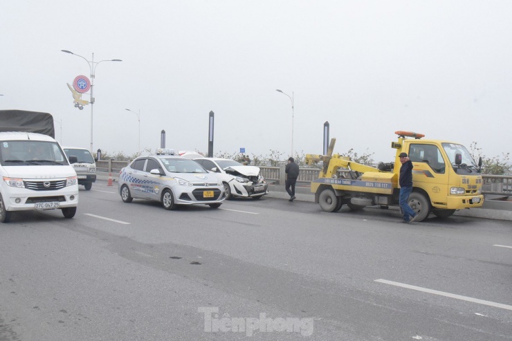 Khoảng 8 giờ sáng 28/2, một vụ tai nạn xảy ra trên cầu Vĩnh Tuy (gần lối đi xuống hướng về cầu Chương Dương) gây ùn tắc nghiêm trọng.