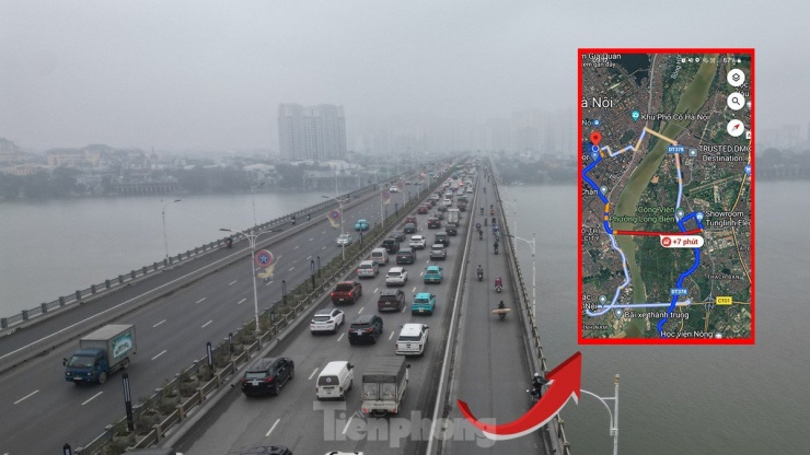 Ứng dụng bản đồ giao thông lúc 10 giờ cho thấy dòng phương tiện dồn ứ trên mặt cầu Vĩnh Tuy