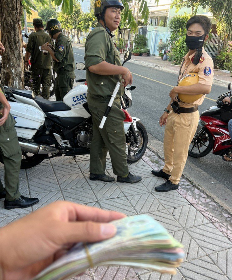 Trên đường tuần tra, lực lượng Cảnh sát giao thông nhặt được cọc tiền đánh rơi. Ảnh: CABD