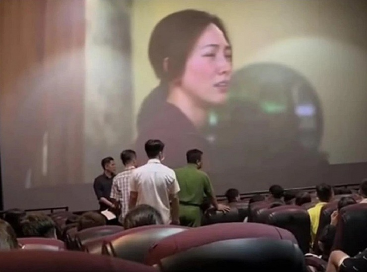 Hình ảnh công an vào rạp kiểm tra lúc khán giả xem phim Mai được lan truyền trên mạng xã hội. Ảnh: MXH