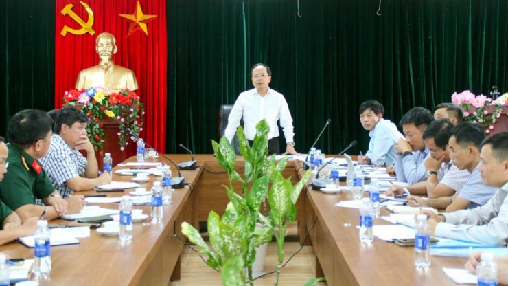 Đoàn công tác của Bộ GTVT do Thứ trưởng Nguyễn Duy Lâm làm trưởng đoàn làm việc với chủ đầu tư và các đơn vị thi công cao tốc Cần Thơ - Cà Mau. Ảnh: BT