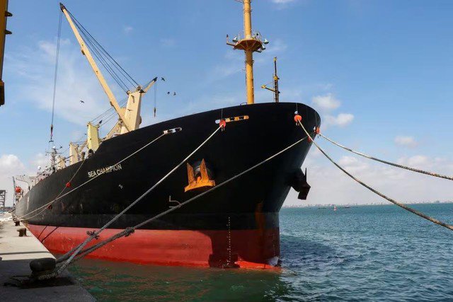 Tàu chở hàng mang cờ Hy Lạp Sea Champion đang cập cảng Aden - Yemen sau khi bị tấn công ở biển Đỏ hôm 21-2 - Ảnh: REUTERS
