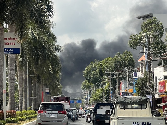 CLIP: Cháy lớn tại gara sửa ô tô ở Cần Thơ - 1