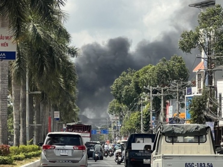 CLIP: Cháy lớn tại gara sửa ô tô ở Cần Thơ