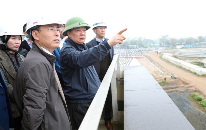 Bí thư Thành ủy Hà Nội Đinh Tiến Dũng kiểm tra trực tiếp gói thầu xây dựng nhà máy nước thải Yên Xá. Ảnh: Hoàng Phong