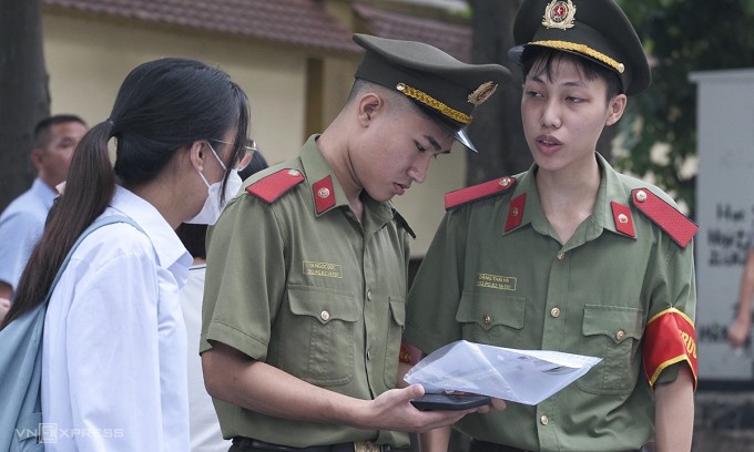Học viên Học viện An ninh nhân dân hỗ trợ thí sinh trong kỳ thi đánh giá của Bộ Công an, hôm 3/7/2023. Ảnh: Dương Tâm