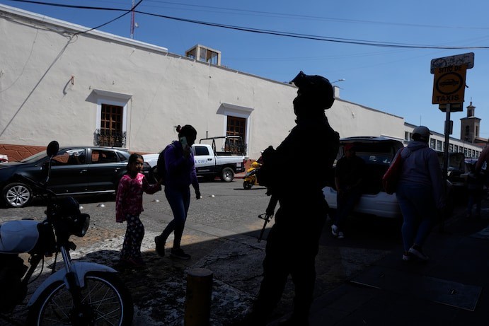 &nbsp;Lực lượng an ninh Mexico làm nhiệm vụ trên đường phố. Ảnh: Washington Post