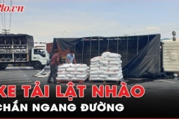 Giao thông - Đô thị - Xe tải đang quay đầu thì lật nhào, chắn ngang đường