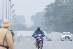 Tin tức trong ngày - CSGT xử lý hàng loạt xe máy đi vào làn ô tô trên Đại lộ Thăng Long