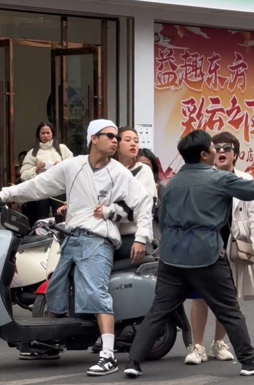 Xôn xao video vợ chồng ca sĩ Jaykii tranh cãi với người bán hàng ở Trung Quốc - 2