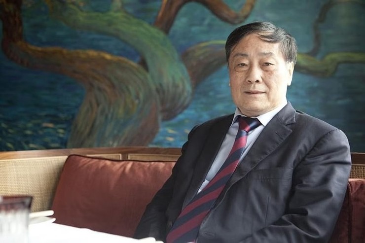Trong thời gian rảnh rỗi, ông không hứng thú với những môn thể thao được giới doanh nhân ưa chuộng hay chạy theo sản phẩm điện tử cao cấp được cập nhật thường xuyên. Zong Qinghou&nbsp;cho rằng chiếc điện thoại chỉ cần làm đúng vai trò trả lời cuộc gọi thì giá 1.000 NDT (3,4 triệu đồng) là đủ.
