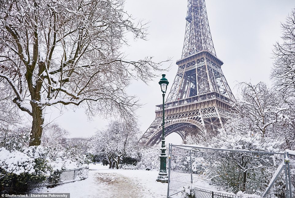 Tuyết ít khi rơi ở Paris nhưng một khi có tuyết, thành phố này trở nên hấp dẫn hơn bao giờ hết. Bạn có thể lang thang trên khắp các con đường ở thủ đô nước Pháp, tận hưởng cái rét thấm vào da thịt.