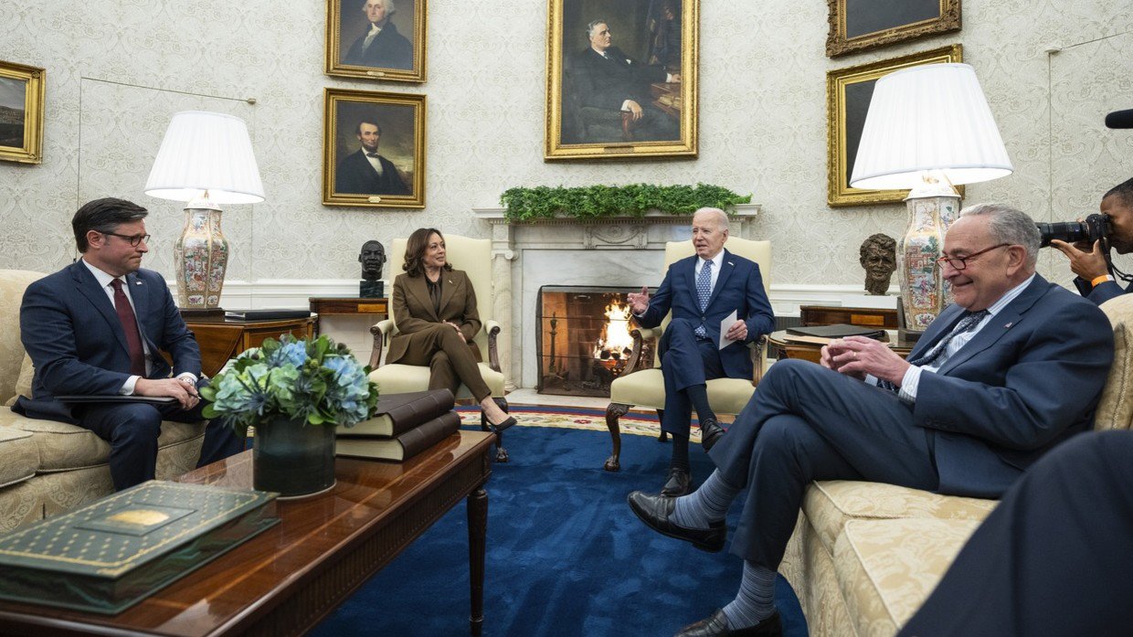 Chủ tịch Hạ viện Mỹ Mike Johnson (trái) họp với Tổng thống Joe Biden và các lãnh đạo Quốc hội ở Nhà Trắng hôm 27/2.&nbsp;