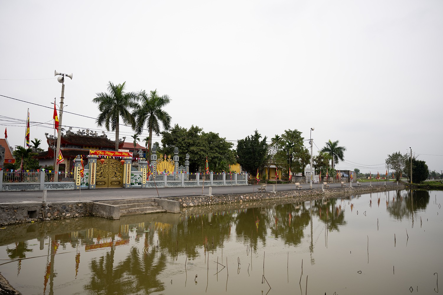Khu vực đền thờ Tổ nghề may là bà Nguyễn Thị Sen