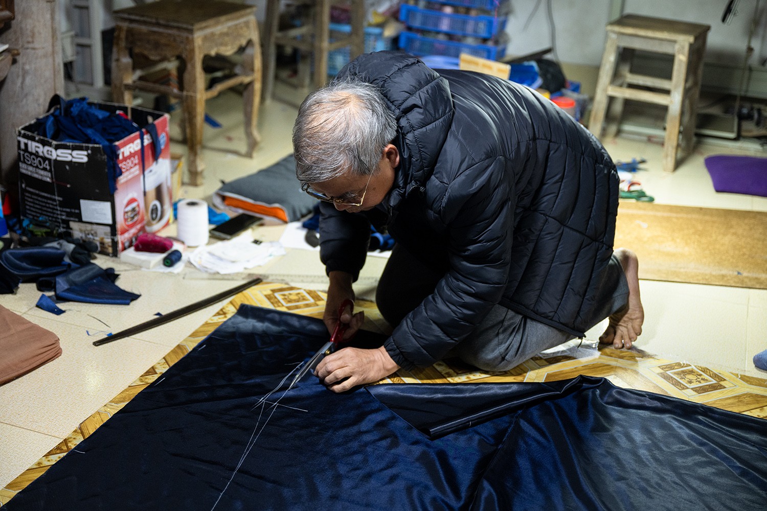  Hầu hết các hộ gia đình trong thôn đều đang còn làm nghề may áo dài