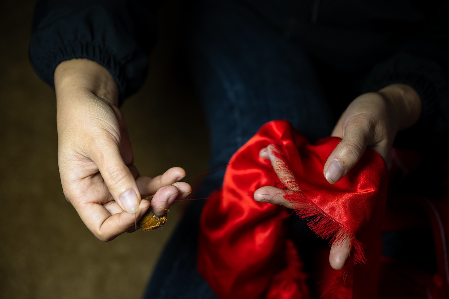 Người thợ may dùng chính vải trong miếng vải may áo để làm chỉ khâu, khiến cho đường khâu mềm mại và không lộ chỉ